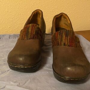 boc Brown Mules with Multicolor Knit Accent